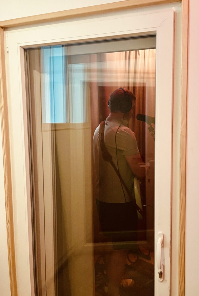 Gitarrist in Vocal Booth-Live recording-Plank-Tonstudio Wien