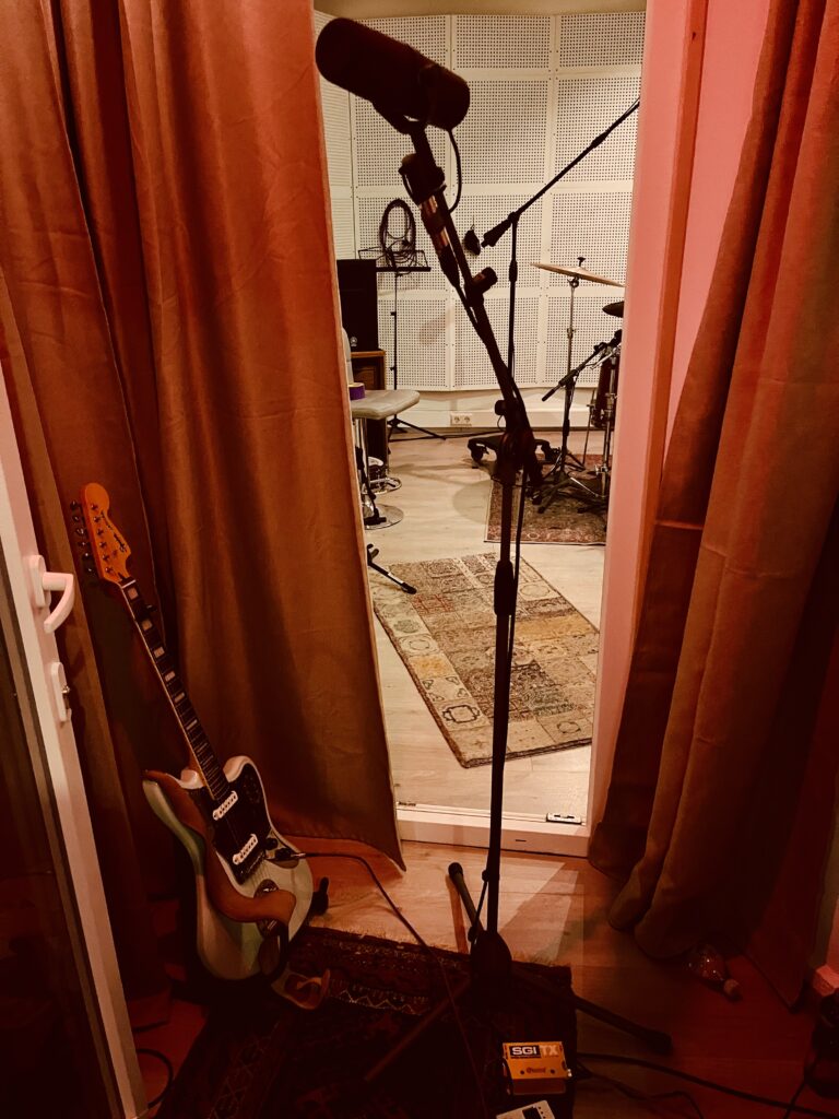 Band Live aufnahme mit Gitarre und Vocals in Booth Plank-Tonstudio Wien